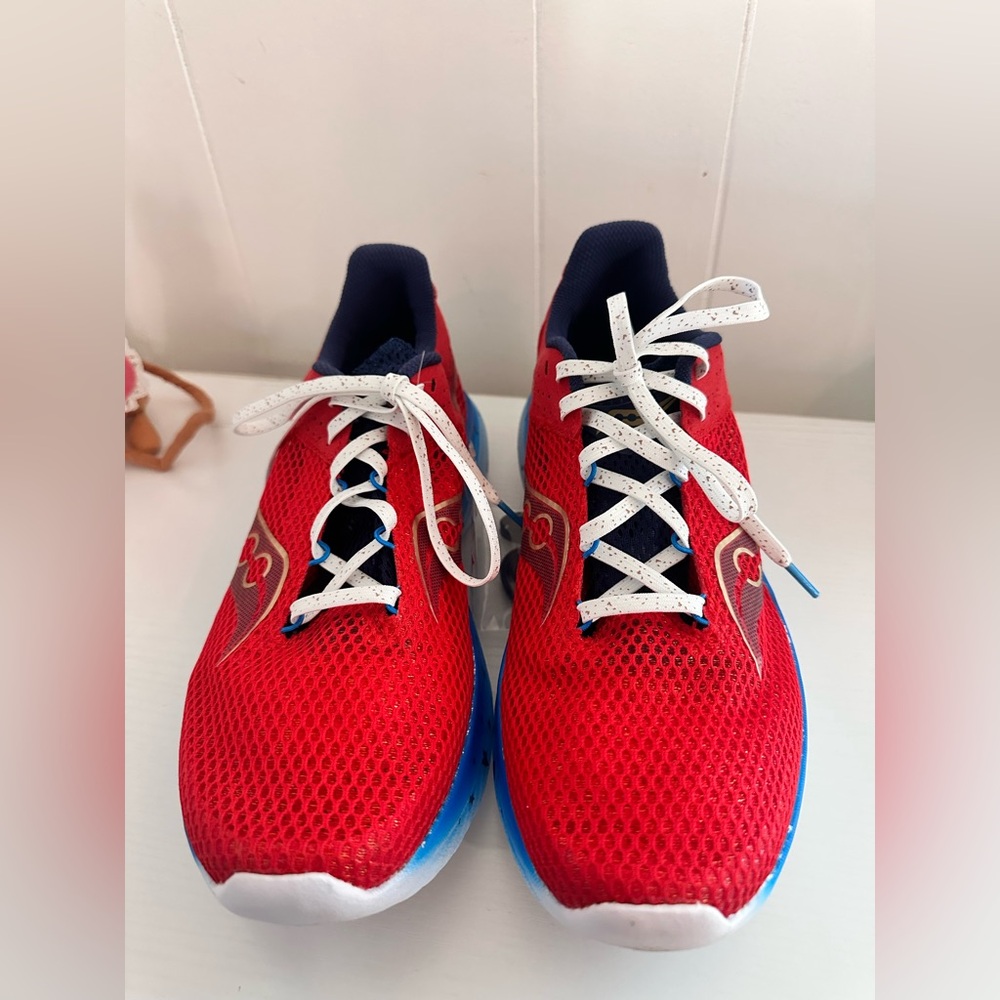 NEW SAUCONY MAN SHOES US SIZE 9
